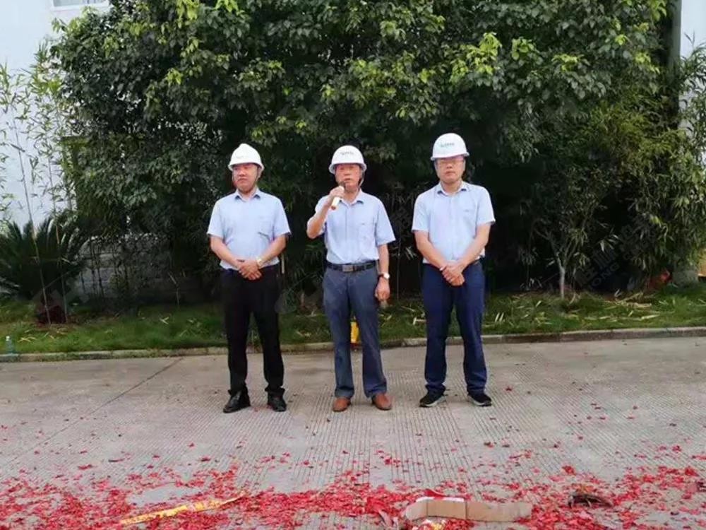 桂林鴻程董事長容平勛發(fā)表致辭桂林鴻程機電設(shè)備有限公司廠區(qū)2#生產(chǎn)廠房開工大吉！